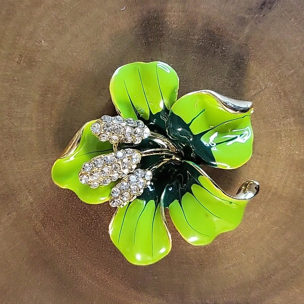 Green Flower Brooch/Pendant - NWOT